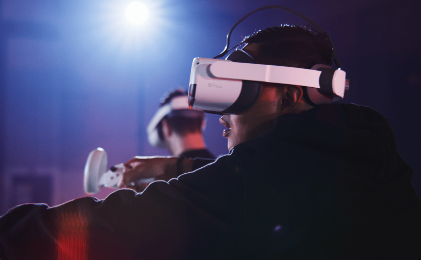 (H1) Cross-Reality Gaming: Menghubungkan Pengalaman AR, VR, dan Dunia Nyata